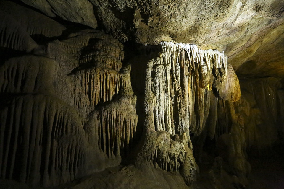 Trong hang có nhiều nhũ đá từ trần hang rủ xuống với nhiều hình thù đa dạng, sinh động. (Ảnh: Phan Tuấn Anh/TTXVN)