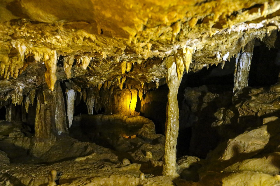 Nhũ đá rủ từ trên trần xuống đất tạo nên vẻ đẹp lung linh. (Ảnh: Phan Tuấn Anh/TTXVN)