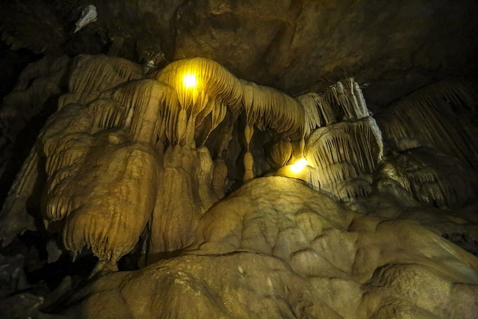 Trong hang có rất nhiều nhũ đá tạo nên vẻ đẹp huyền bí. (Ảnh: Phan Tuấn Anh/TTXVN)