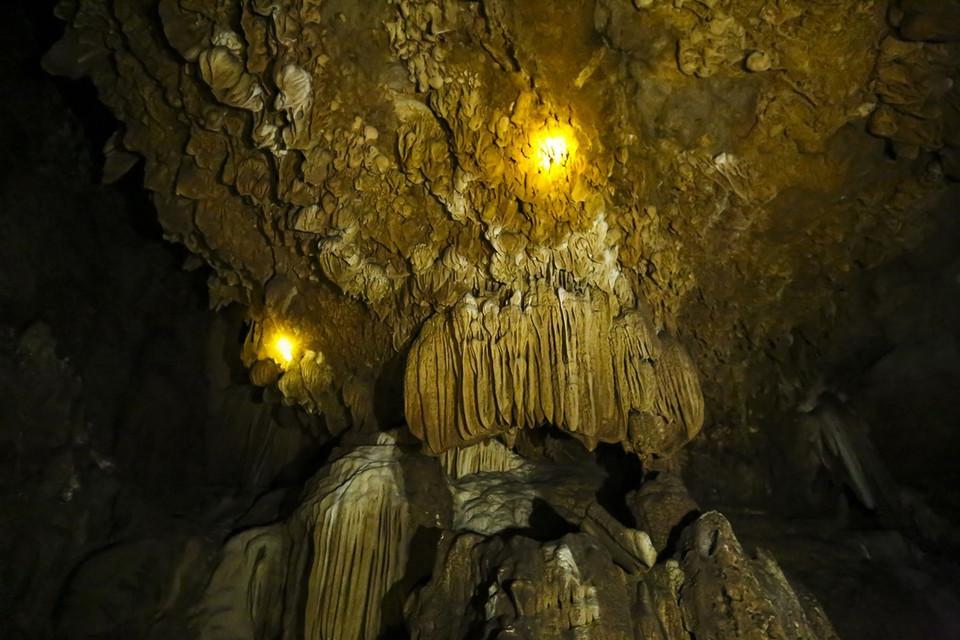 Các nhũ đá rủ xuống từ trên trần hang tạo thành những hình thù sinh động. (Ảnh: Phan Tuấn Anh/TTXVN)