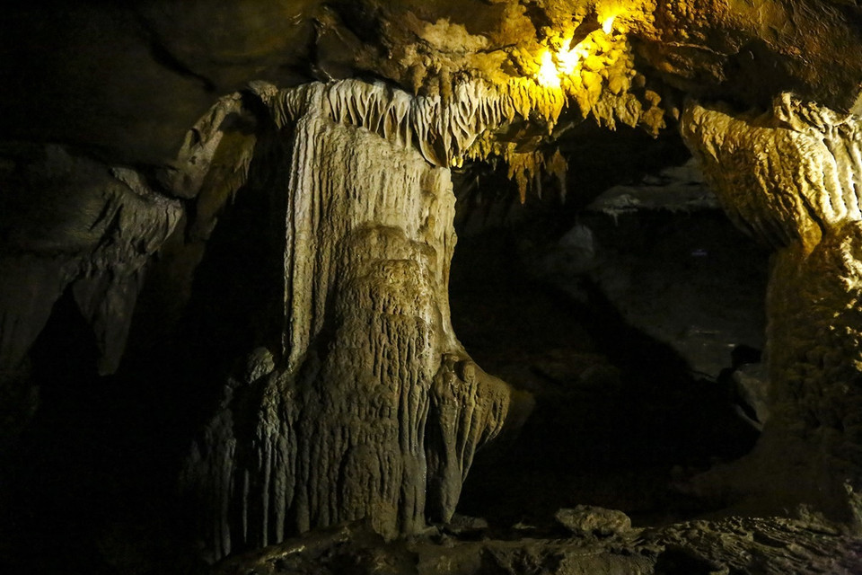 Các nhũ đá lớn bên vách hang kết hợp với những nhũ đá nhỏ trên trần hang rủ xuống tạo thành những hình thù sinh động. (Ảnh: Phan Tuấn Anh/TTXVN)