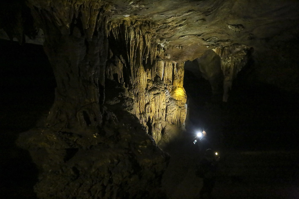 Các dải nhũ đá rủ từ trên trần xuống lấp lánh. (Ảnh: Phan Tuấn Anh/TTXVN)