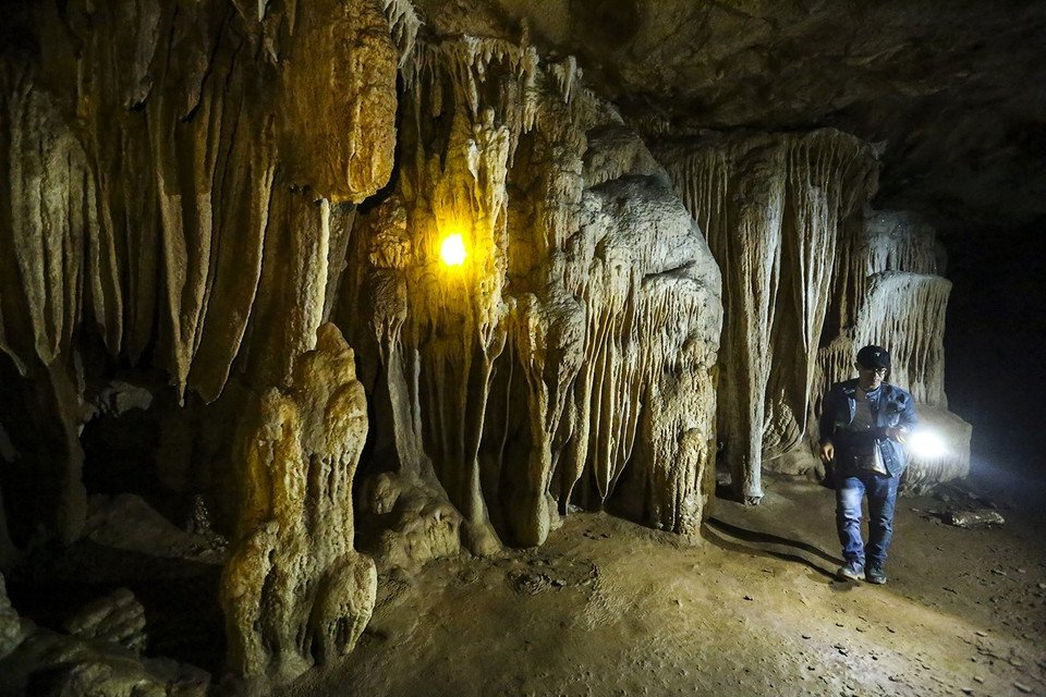 Trong hang có nhiều nhũ đá rủ xuống còn nguyên vẹn. (Ảnh: Phan Tuấn Anh/TTXVN)