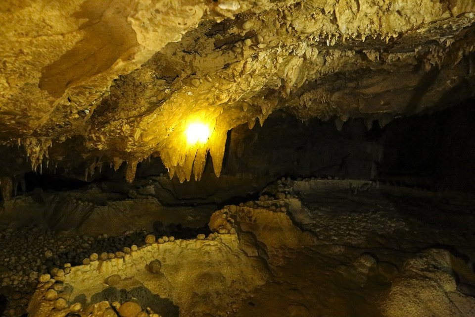 Sự kiến tạo địa chất khiến phía dưới hang trông giống như hình thù con sông suối chảy ra. (Ảnh: Phan Tuấn Anh/TTXVN)