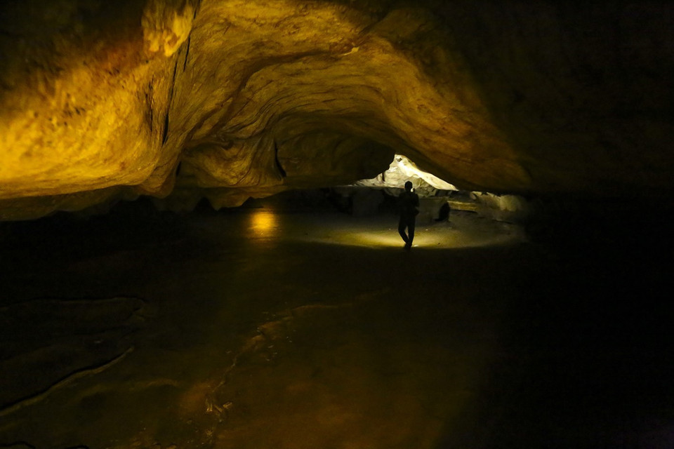 Trong hang có những nơi trần cao, lòng hang rộng, còn giữ nguyên vẻ đẹp hoang sơ. (Ảnh: Phan Tuấn Anh/TTXVN)