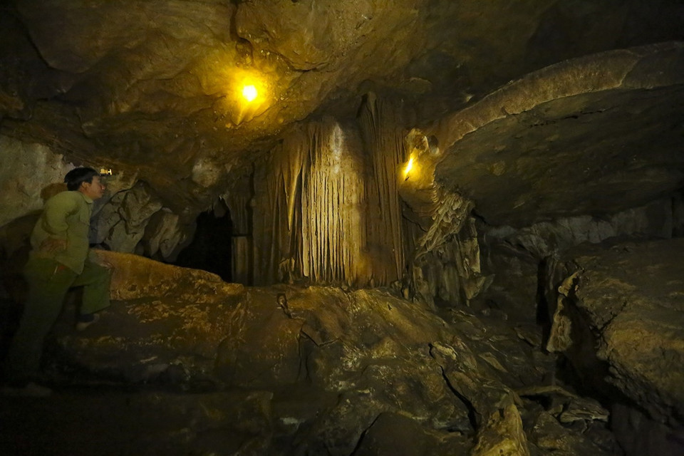 Sự kiến tạo của địa chất khiến trong hang có nhiều những phiến đá lớn đẹp kỳ lạ. (Ảnh: Phan Tuấn Anh/TTXVN)