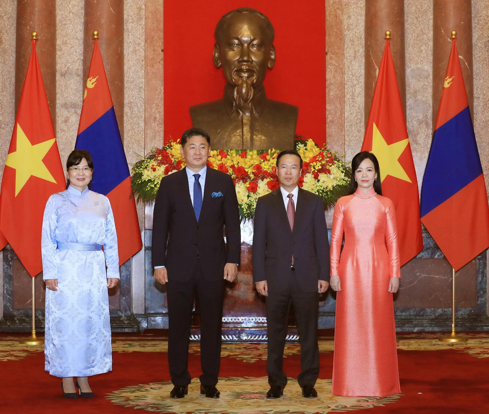 Chủ tịch nước Võ Văn Thưởng và Phu nhân cùng Tổng thống Mông Cổ Ukhnaagiin Khurelsukh và Phu nhân chụp ảnh chung. (Ảnh: TTXVN)