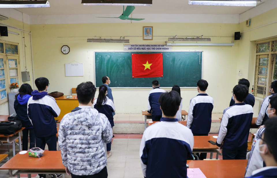 Học sinh trong nghi thức chào cờ trong sáng thứ Hai đầu tuần. (Ảnh: Thanh Tùng/TTXVN)