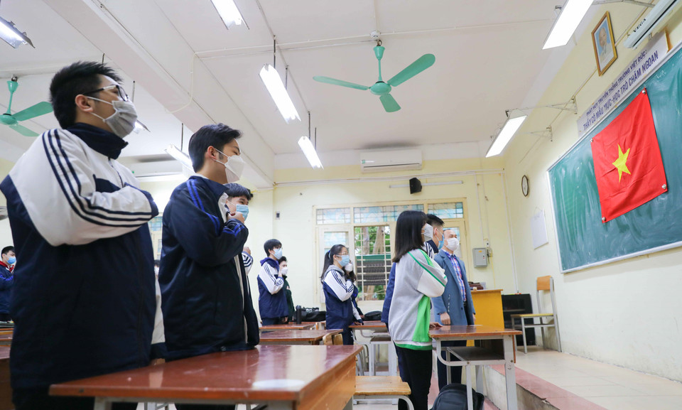 Học sinh trong nghi thức chào cờ trong sáng thứ Hai đầu tuần. (Ảnh: Thanh Tùng/TTXVN)