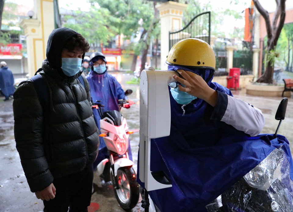 Học sinh tới trường đảm bảo yêu cầu phòng, chống dịch COVID-19 theo hướng dẫn liên ngành của thành phố. (Ảnh: Thanh Tùng/TTXVN)
