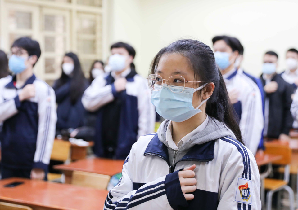 Học sinh trong nghi thức chào cờ trong sáng thứ Hai đầu tuần. (Ảnh: Thanh Tùng/TTXVN)