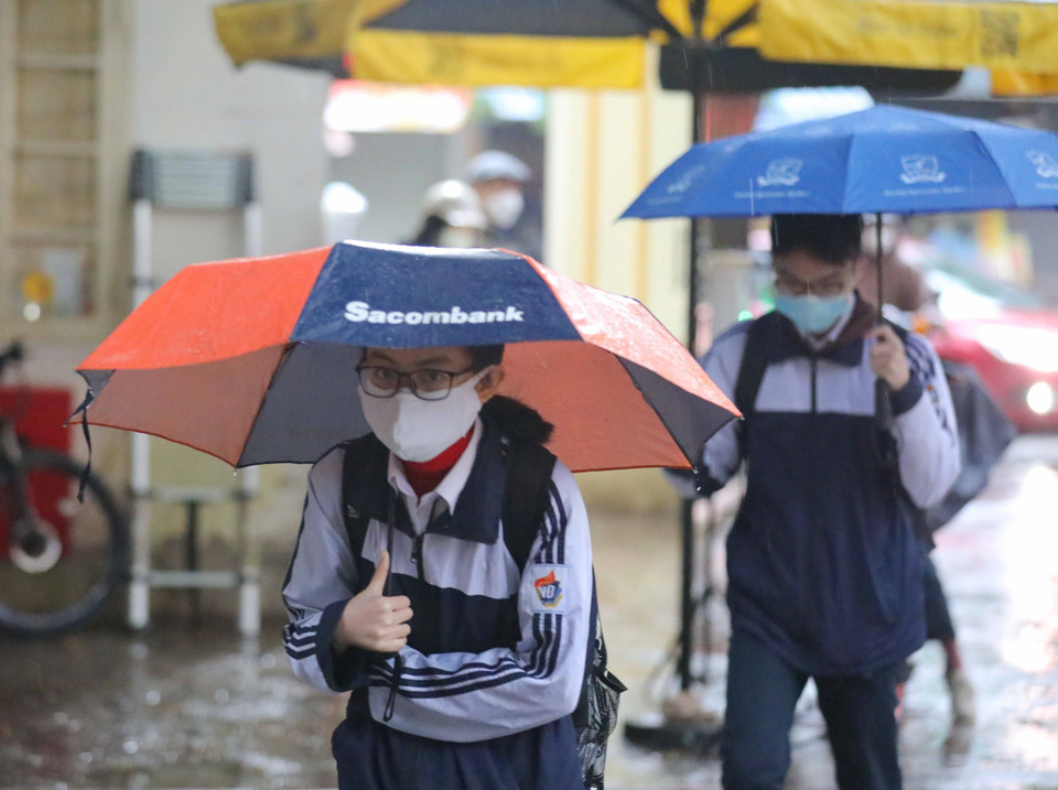 Buổi đến trường học trực tiếp đầu tiên của các em sau một thời gian dài học online từ nhà. (Ảnh: Thanh Tùng/TTXVN)