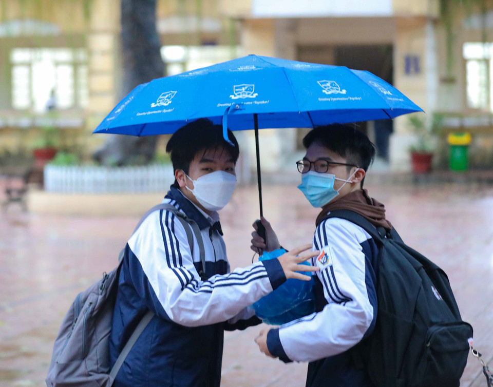 Trường THPT Việt Đức nằm trên địa bàn quận Hoàn Kiếm đã chuyển cấp độ dịch từ vùng cam (nguy cơ cao) xuống vùng vàng (nguy cơ). (Ảnh: Thanh Tùng/TTXVN)