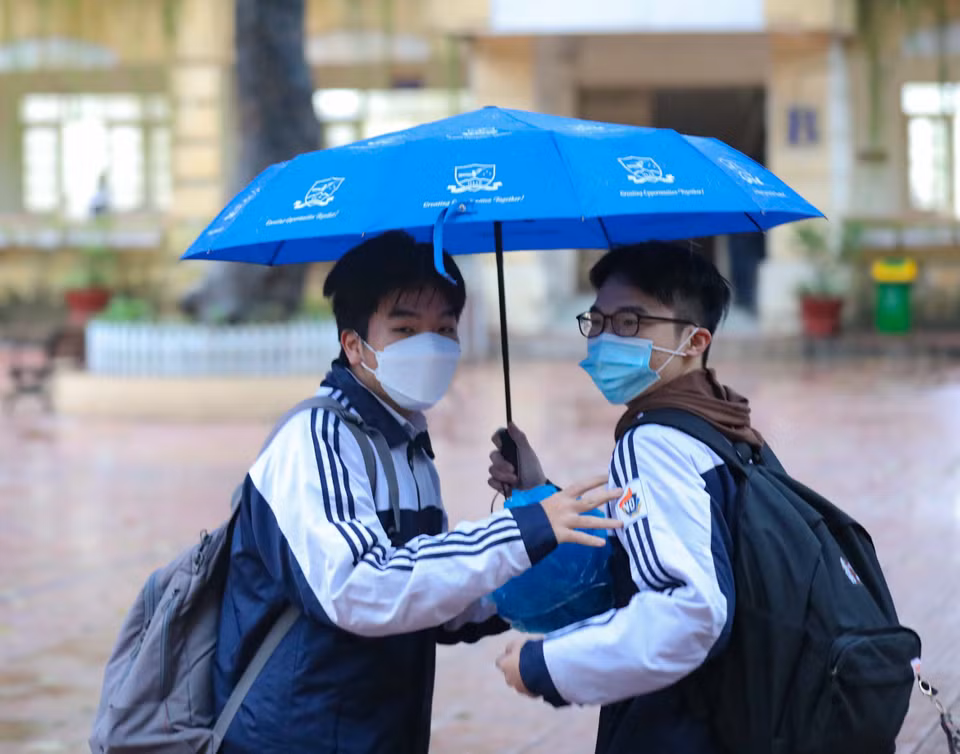 Trường THPT Việt Đức nằm trên địa bàn quận Hoàn Kiếm đã chuyển cấp độ dịch từ vùng cam (nguy cơ cao) xuống vùng vàng (nguy cơ). (Ảnh: Thanh Tùng/TTXVN)