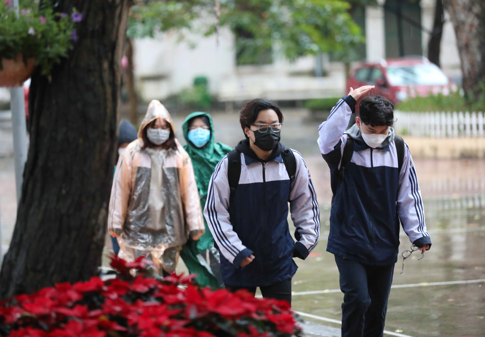 Học sinh lớp 12 trường THPT Việt Đức (quận Hoàn Kiếm) tới trường học trực tiếp từ sáng 17/1/2022. (Ảnh: Thanh Tùng/TTXVN)