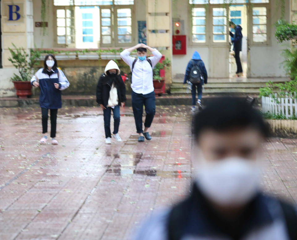 Được tới trường học trực tiếp là niềm vui của các học sinh. (Ảnh: Thanh Tùng/TTXVN)