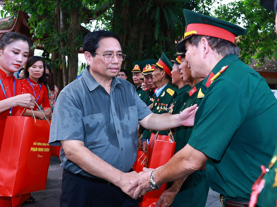 Thủ tướng Phạm Minh Chính tặng quà động viên thương, bệnh binh, gia đình liệt sỹ huyện Đại Từ. (Ảnh: Dương Giang/TTXVN)