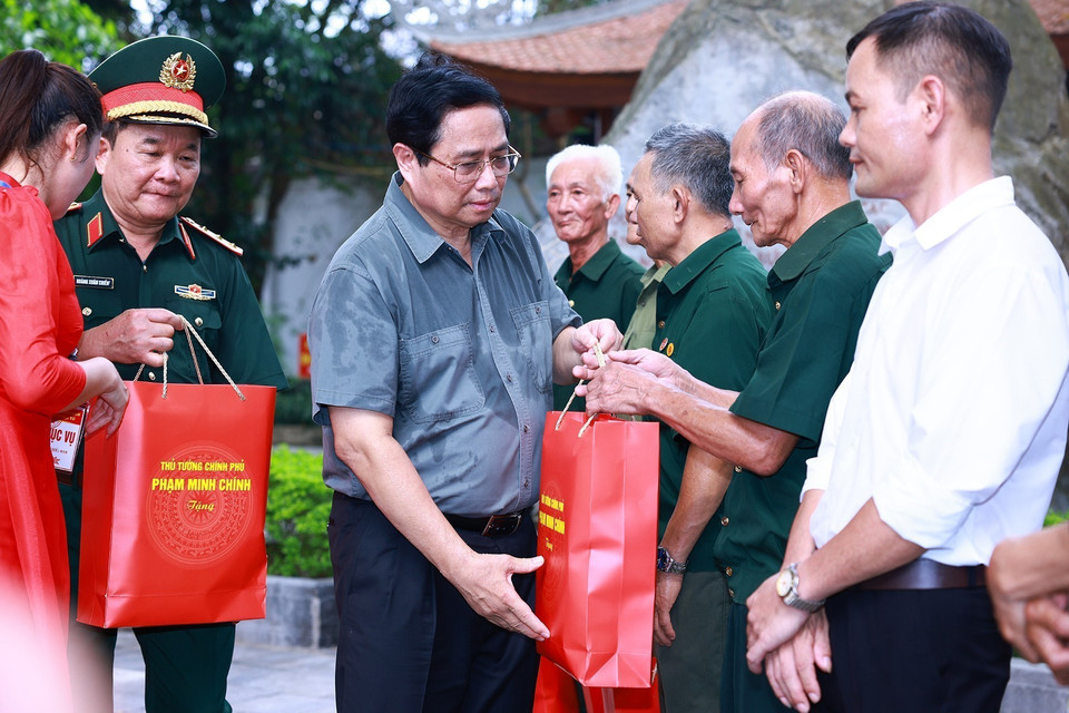 Thủ tướng Phạm Minh Chính tặng quà động viên thương, bệnh binh, gia đình liệt sỹ huyện Đại Từ. (Ảnh: Dương Giang/TTXVN)