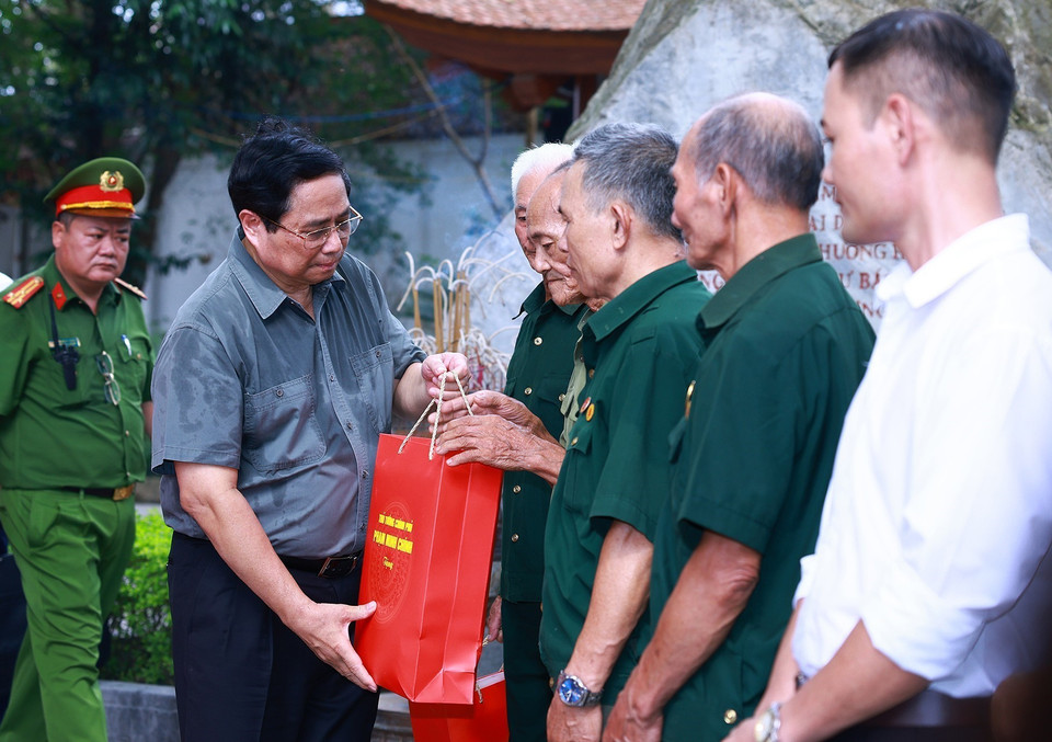 Thủ tướng Phạm Minh Chính tặng quà động viên thương, bệnh binh, gia đình liệt sỹ huyện Đại Từ. (Ảnh: Dương Giang/TTXVN)
