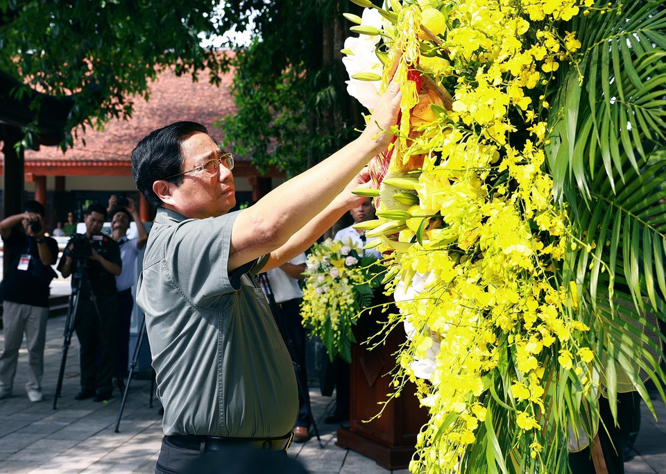 Thủ tướng Phạm Minh Chính dâng hương, hoa tại Khu di tích lịch sử quốc gia 27/7, huyện Đại Từ. (Ảnh: Dương Giang/TTXVN)