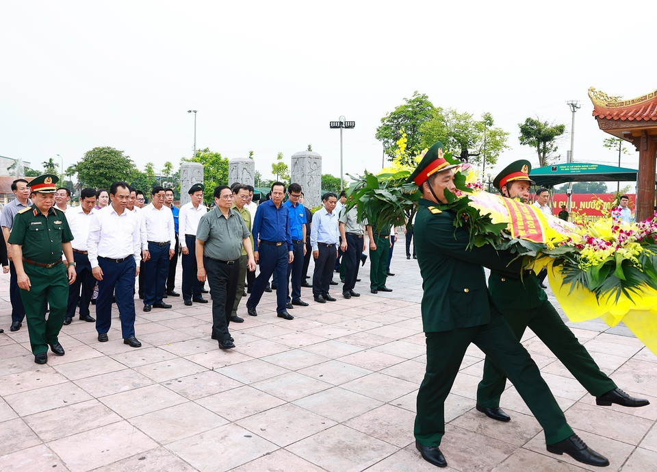 Thủ tướng Phạm Minh Chính dâng hoa tại Khu di tích lịch sử Quốc gia 60 liệt sỹ thanh niên xung phong Đại đội 915, Đội 91 Bắc Thái. (Ảnh: Dương Giang/TTXVN)