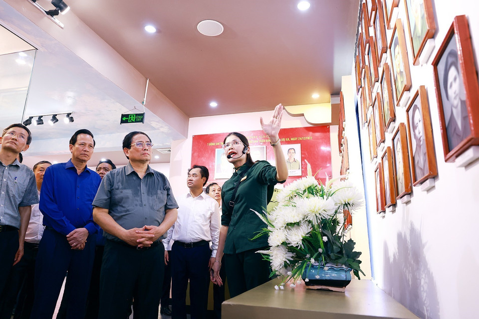 Thủ tướng Phạm Minh Chính thăm khu trưng bày hiện vật 60 liệt sỹ thanh niên xung phong Đại đội 915, Đội 91 Bắc Thái. (Ảnh: Dương Giang/TTXVN)