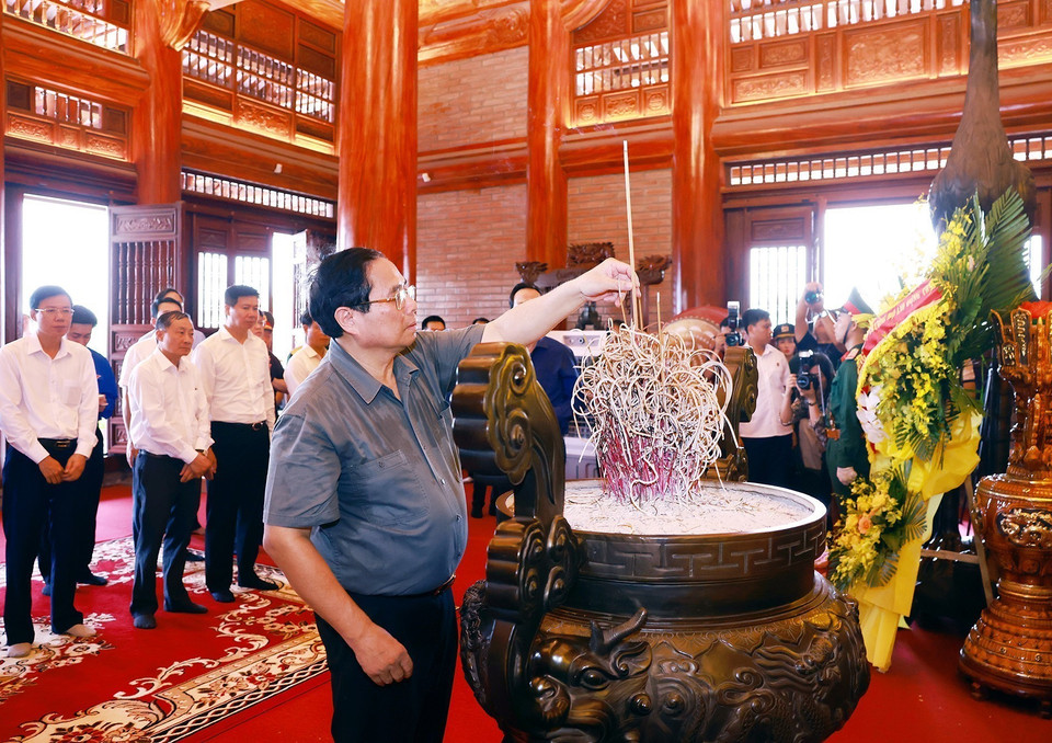 Thủ tướng Phạm Minh Chính dâng hương tại Khu di tích lịch sử Quốc gia 60 liệt sỹ thanh niên xung phong Đại đội 915, Đội 91 Bắc Thái. (Ảnh: Dương Giang/TTXVN)