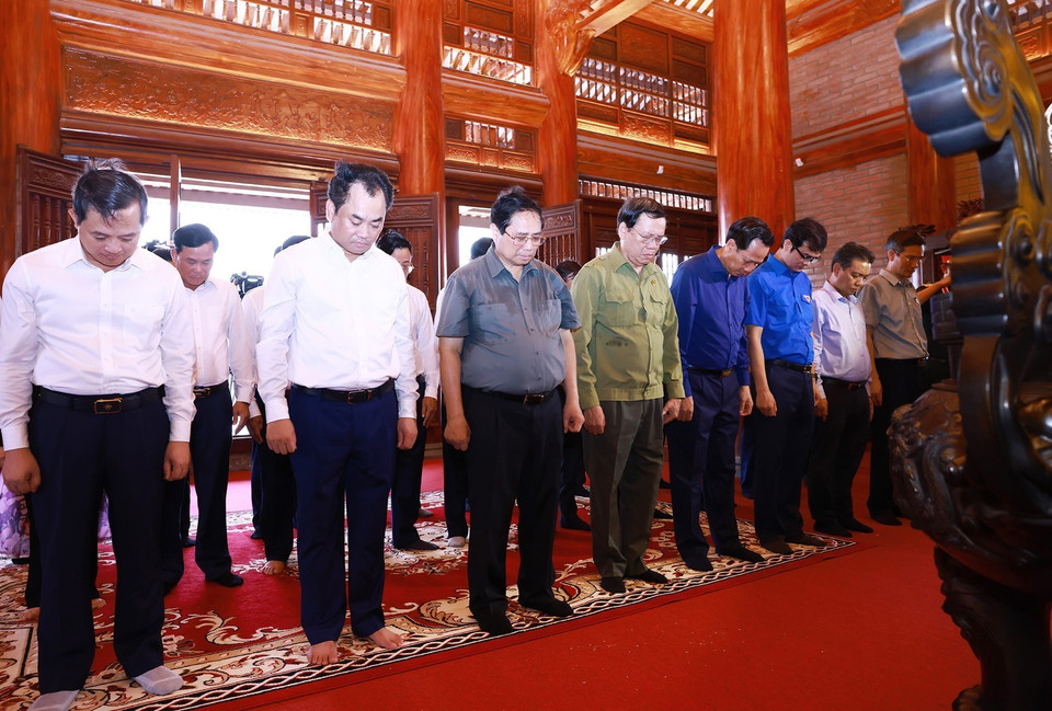 Thủ tướng Phạm Minh Chính tưởng niệm các Anh hùng, liệt sỹ, thanh niên xung phong Đại đội 915, Đội 91 Bắc Thái. (Ảnh: Dương Giang/TTXVN)