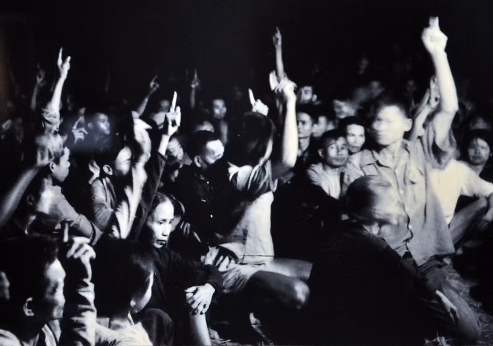 Tháng 11/1953, Trung ương Đảng thông qua Cương lĩnh ruộng đất và quyết định cải cách ruộng đất tại miền Bắc, chia ruộng cho nông dân, hoàn thành xóa bỏ giai cấp địa chủ, xóa bỏ tàn dư chế độ phong kiến ở miền Bắc; nâng cao quyền làm chủ của nông dân trong nông thôn. (Ảnh: Tư liệu/TTXVN)