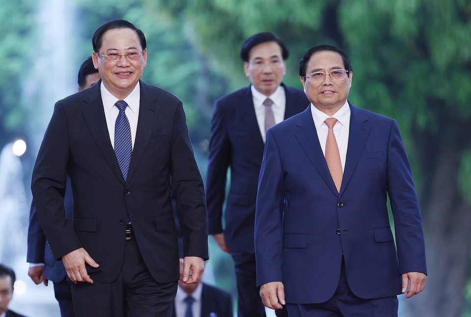Thủ tướng Phạm Minh Chính và Thủ tướng Lào Sonexay Siphandone. (Ảnh: Dương Giang/TTXVN)