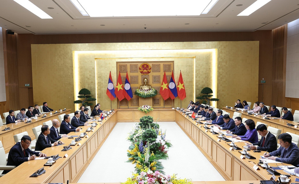 Thủ tướng Phạm Minh Chính làm việc với Thủ tướng Lào Sonexay Siphandone. (Ảnh: Dương Giang/TTXVN)