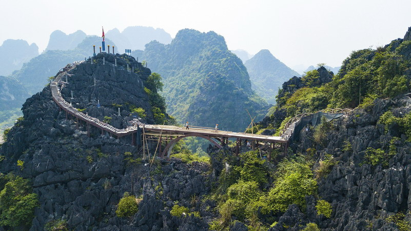  Ở vị trí cao nhất của công trình, chỉ có lác đác một vài người tháo dỡ và dọn dẹp. (Ảnh: Minh Đức/TTXVN)