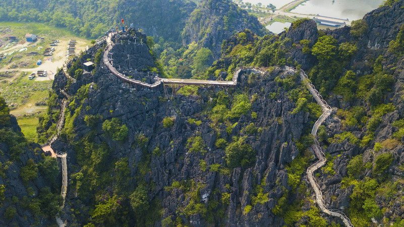  Ở vị trí cao nhất của công trình, chỉ có lác đác một vài người tháo dỡ và dọn dẹp. (Ảnh: Minh Đức/TTXVN)