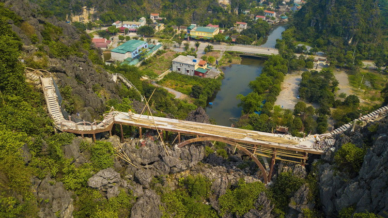  Ở vị trí cao nhất của công trình, chỉ có lác đác một vài người tháo dỡ và dọn dẹp. (Ảnh: Minh Đức/TTXVN)