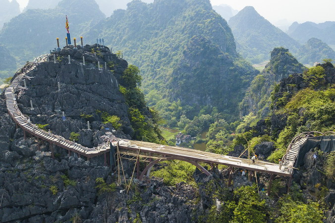Công trình mới tháo dỡ được khoảng 50m lan can ở vị trí đỉnh núi Cái Hạ và khu vực cầu nối giữa hai vách núi. (Ảnh: Minh Đức/TTXVN)
