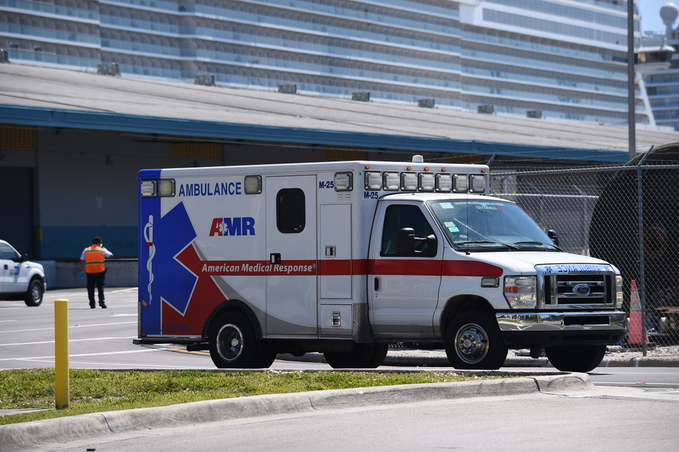  Xe cứu thương chuyển bệnh nhân nhiễm COVID-19 tới bệnh viện ở Miami, Florida, Mỹ, ngày 4/4/2020. (Ảnh: AFP/TTXVN)
