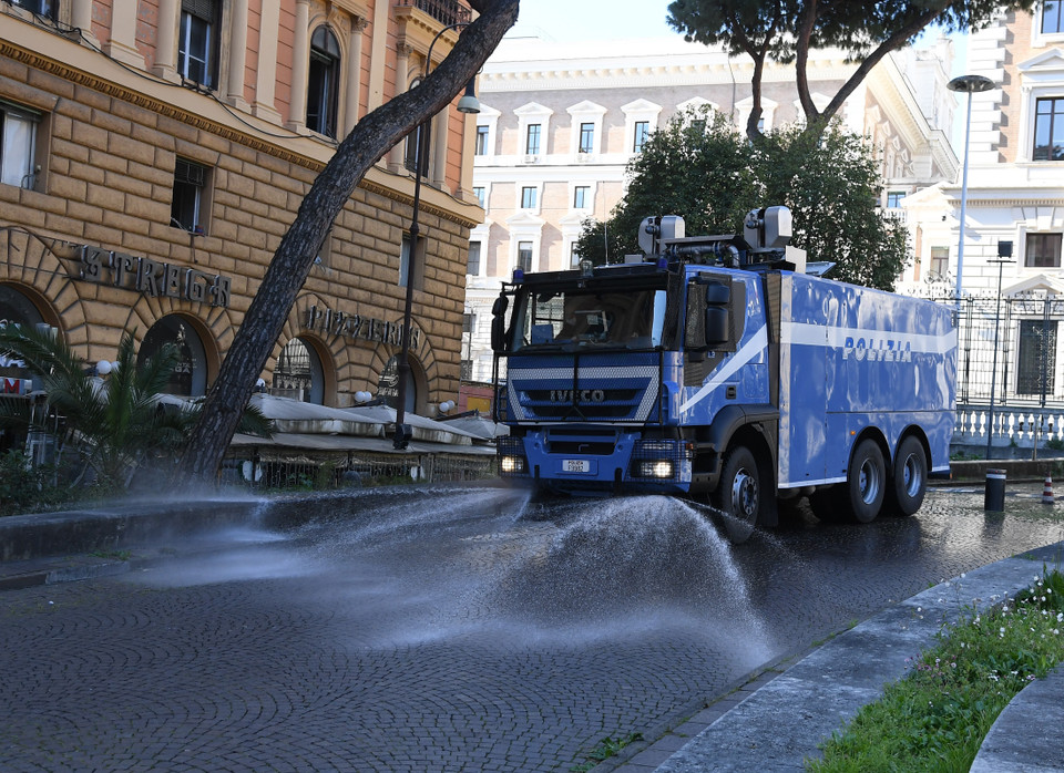 Phun thuốc khử trùng nhằm ngăn chặn sự lây lan của COVID-19 tại Rome, Italy ngày 4/4/2020. (Ảnh: THX/TTXVN)