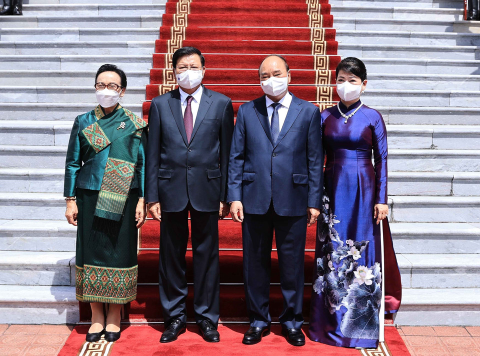 Chủ tịch nước Nguyễn Xuân Phúc và Phu nhân chụp ảnh chung với Tổng Bí thư, Chủ tịch nước Lào Thongloun Sisoulith và Phu nhân tại lễ đón. (Ảnh: Thống Nhất/TTXVN)