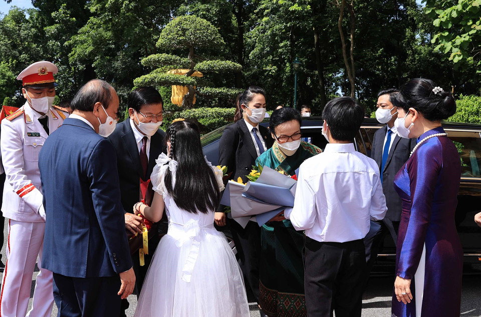 Thiếu nhi Thủ đô Hà Nội tặng hoa Tổng Bí thư, Chủ tịch nước Lào Thongloun Sisoulith và Phu nhân tại lễ đón. Ảnh: Thống Nhất-TTXVN