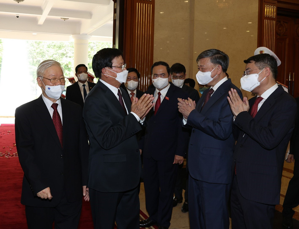 Tổng Bí thư Nguyễn Phú Trọng giới thiệu với Tổng Bí thư, Chủ tịch nước Lào Thongloun Sisoulith các thành viên đoàn Việt Nam. (Ảnh: Trí Dũng/TTXVN)