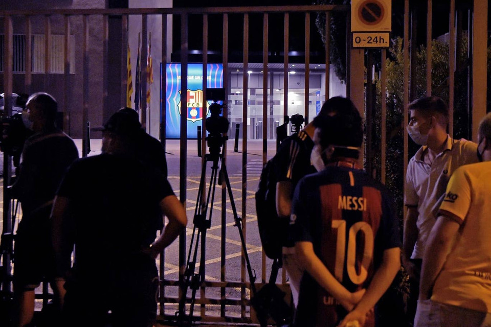 Các phóng viên và cổ động viên theo dõi sát mọi diễn biến từ bên trong trụ sở. (Nguồn: Getty Images)