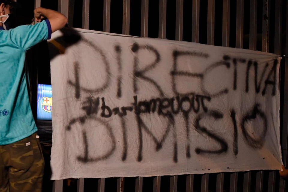 Băngrôn yêu cầu Bartomeu từ chức xuất hiện bên ngoài trụ sở của Barcelona. (Nguồn: Getty Images)