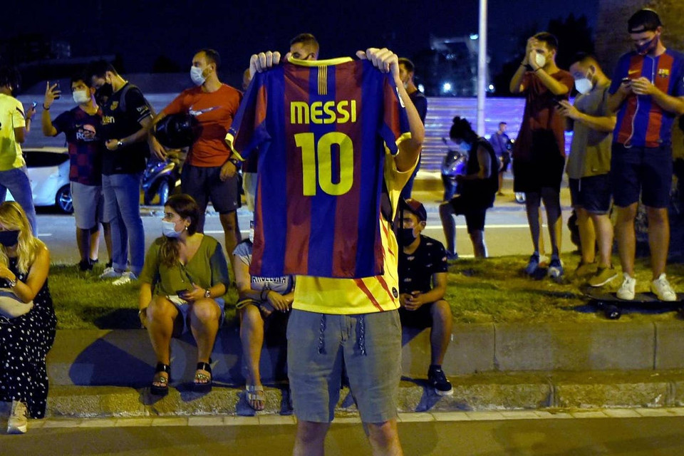 Rất đông cổ động viên tập trung bên ngoài trụ sở của Barcelona và mang theo áo đấu in tên của Lionel Messi. (Nguồn: Getty Images)
