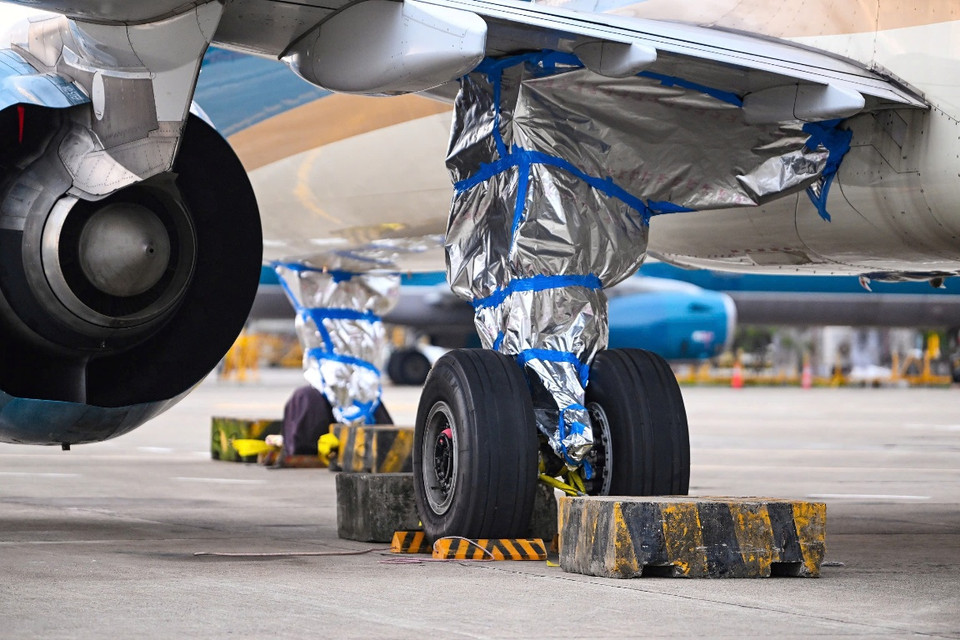 Chặn các cục bê tông 2,5 tấn vào bánh. (Ảnh: PV/Vietnam+)