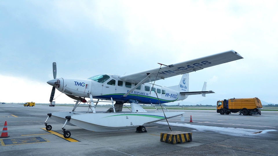 Máy bay cỡ nhỏ như thủy phi cơ cũng được neo cố định chắc chắn vào các cục bê tông nhằm ứng phó trước gió lớn. (Ảnh: PV/Vietnam+)