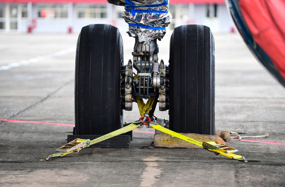 Các dây để chằng néo máy bay có sức chịu tải 11 tấn, được cố định chắc chắn từ càng đáp xuống mặt đất. (Ảnh: PV/Vietnam+)