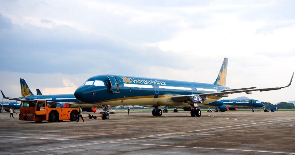 Máy bay đang sửa chữa, bảo dưỡng được kéo về Hangar chính của VAECO nhằm đảm bảo an toàn trước những diễn biến phức tạp của bão số 3. (Ảnh: PV/Vietnam+)