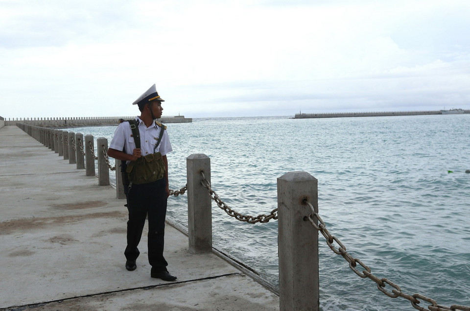 Chiến sĩ đảo Đá Tây A làm nhiệm vụ tuần tra trên đảo. (Ảnh: Danh Lam/TTXVN)