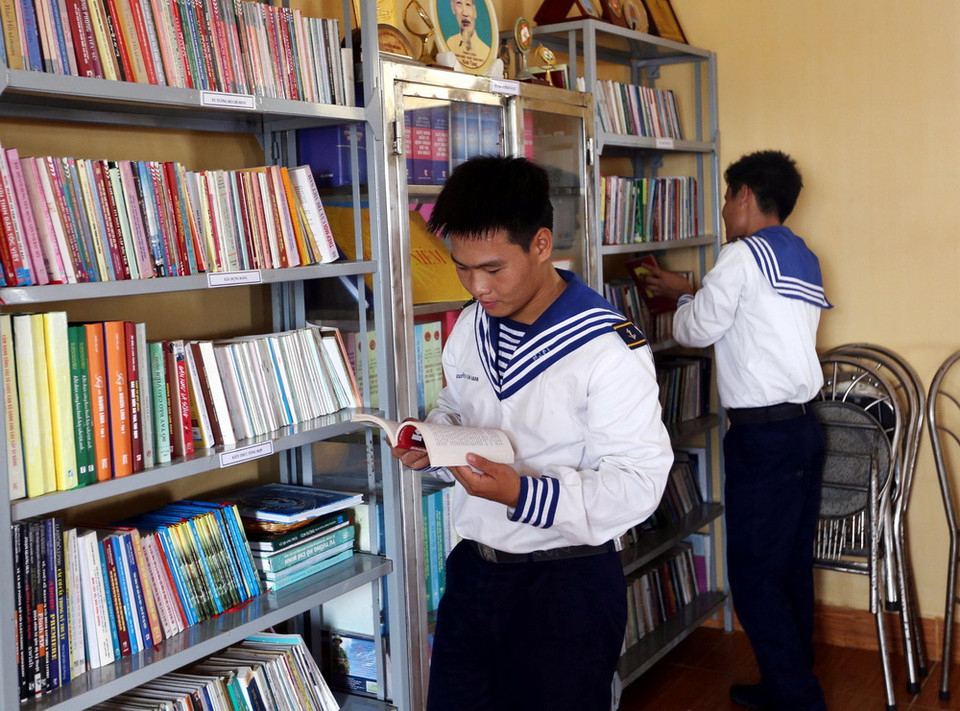 Chiến sĩ đảo Đá Tây A tranh thủ thời gian nghỉ ngơi để đọc sách. (Ảnh: Danh Lam/TTXVN)