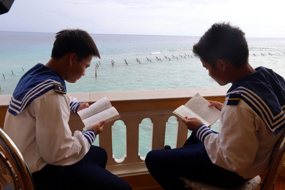 Chiến sĩ đảo Đá Tây A tranh thủ thời gian nghỉ ngơi để đọc sách. (Ảnh: Danh Lam/TTXVN)